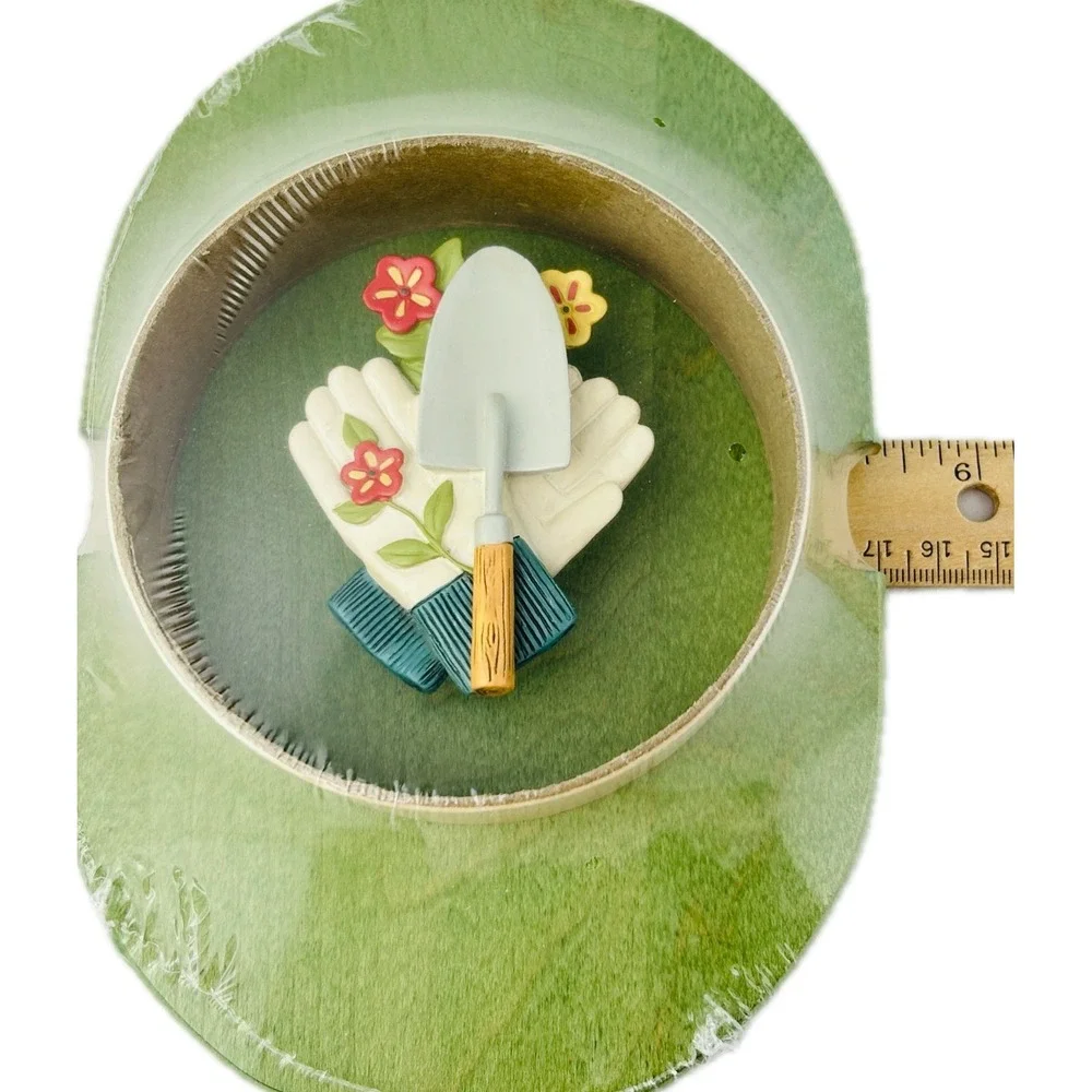 Longaberger 2013 Mothers Day Basket WoodCrafts Lid with Gardening Knob Sealed